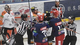 Hokejisti HC Košice sa tešia z víťazstva, Zvolen však zdolali až po predĺžení