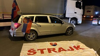 FOTO: Autodopravcovia dosiahli, čo chceli. Blokádu diaľnice z Česka ukončili