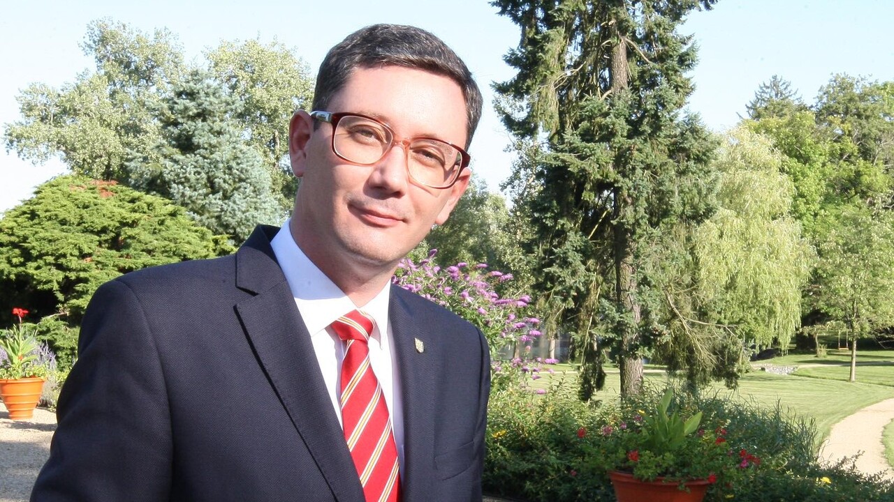 Od úteku pred vojnou až po nájdenie lásky. Zemanov hovorca Ovčáček sa tajne oženil s Ukrajinkou