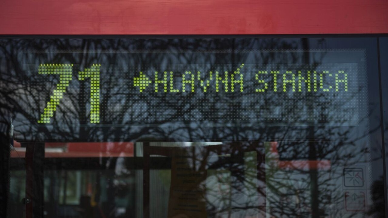 V Bratislave zachytil chodkyňu trolejbus. Nerešpektovala červenú, vstúpila na priechod pre chodcov