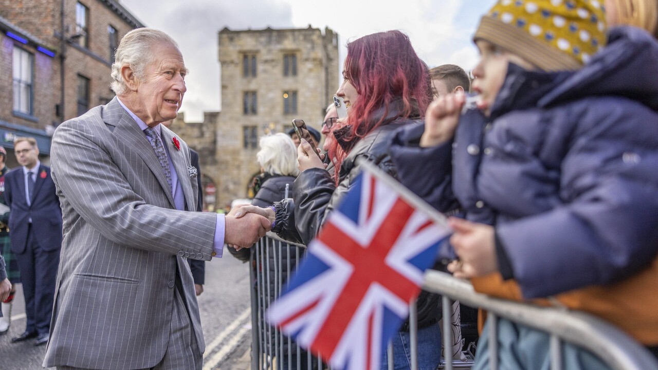 Muž hodil po britskom panovníkovi Karolovi III. vajcia, netrafil sa