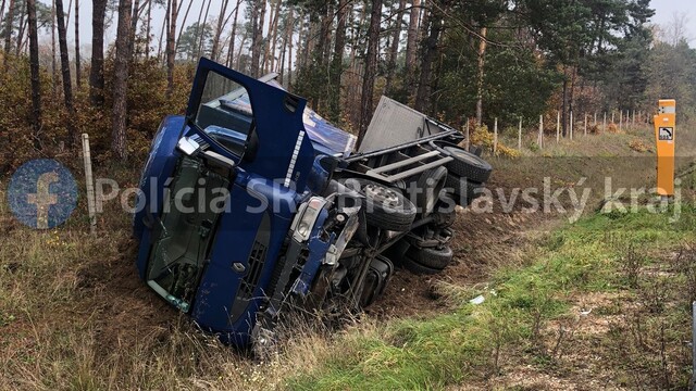 Nehoda na diaľnici D2. Nákladné auto zišlo z vozovky a skončilo v priekope