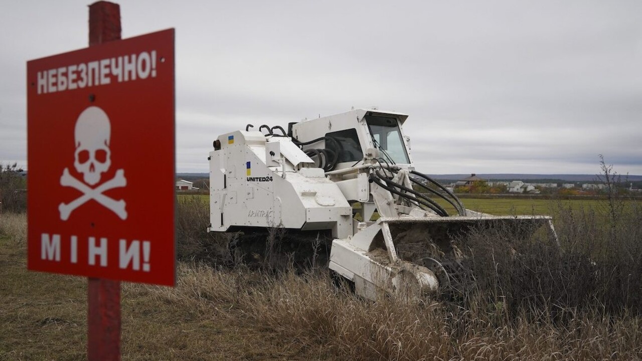 Tretinu územia Ukrajiny je potrebné odmínovať. Úrady nepoznajú identitu stoviek vojnových obetí