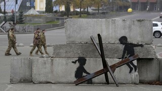Banksy odhalil svoje najnovšie dielo, spája sa v ňom krehkosť s vojnovou hrôzou