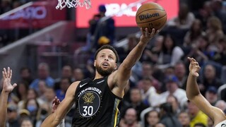 NBA: Boston vyhral piaty zápas za sebou. Curry sa zaslúžil o obrat Warriors