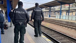 Na železničnej stanici v Bratislave napadol muž policajta. Vyhrážal sa guľkami do hlavy