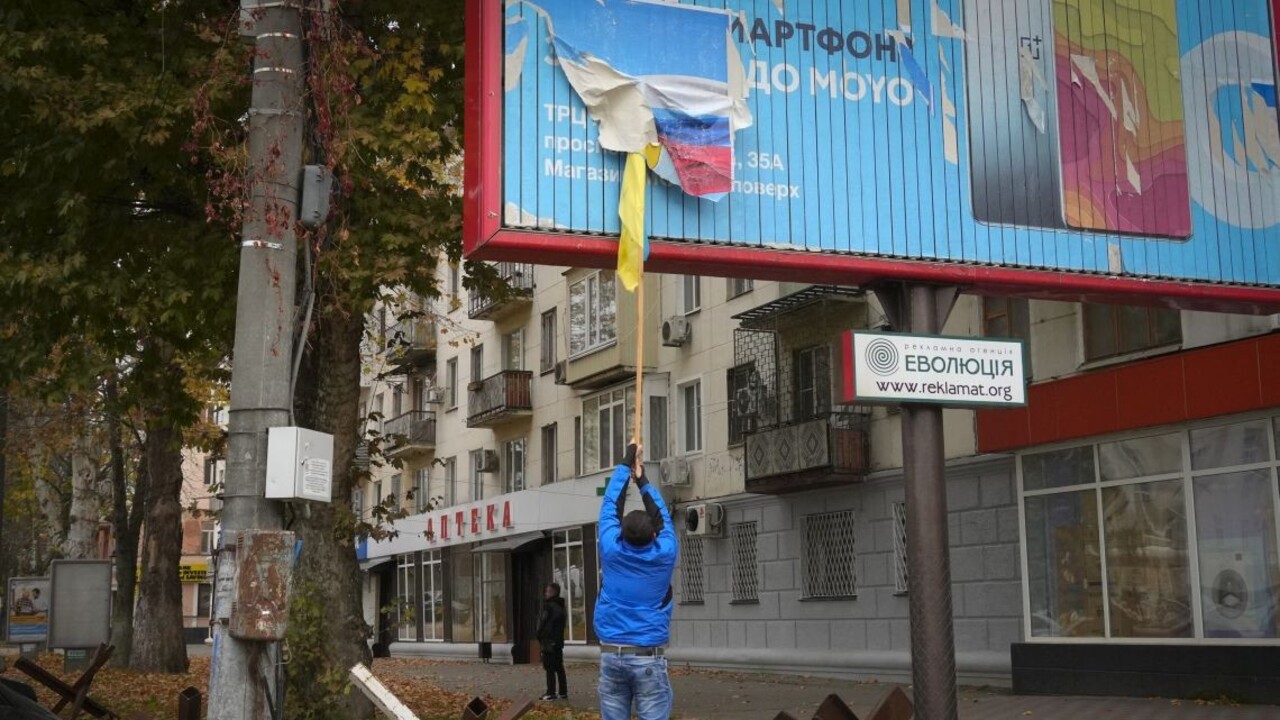 Ukrajinci čistia Cherson od pozostatkov po Rusoch, usilujú sa obnoviť infraštruktúru