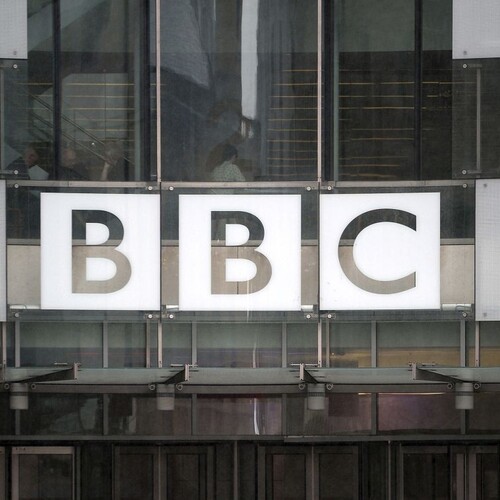 Ubehlo sto rokov od spustenia prvého pravidelného rozhlasového vysielania britskej stanice BBC