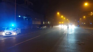 FOTO: V Bratislave na Prievozskej ulici vystreľovali kanálové poklopy