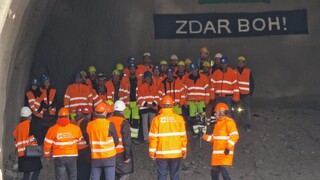 FOTO: Po ôsmich rokoch čakania prerazili tunel Čebrať. ta3 bola pri tom