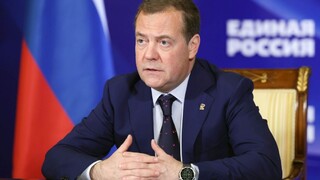 Nech spácha harakiri, šokoval Medvedev. Premiéra Japonska označil za služobníka USA