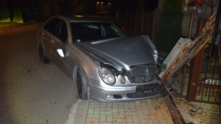 Ďalší opitý vodič na cestách. S vyše tromi promile narazil do stĺpa