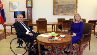 Zeman privítal Čaputovú na Pražskom hrade, prezidentku čaká pestrý program