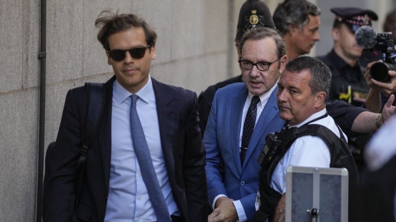 Herec Spacey sa opäť postaví pred súd. V Británii čelí siedmim obvineniam zo sexuálneho napadnutia