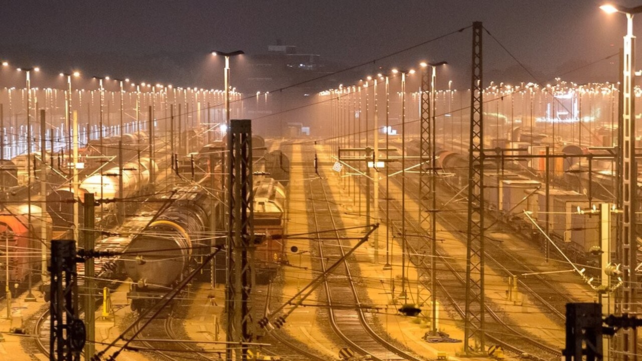 V Dolnom Sasku sa zrazili dva nákladné vlaky. Zablokovali dôležitú trať, z cisterien unikol propán