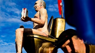 Dražia nahého Putina. Výťažok za predaj sochy na zlatej toalete zaplatí bojový dron pre Ukrajinu