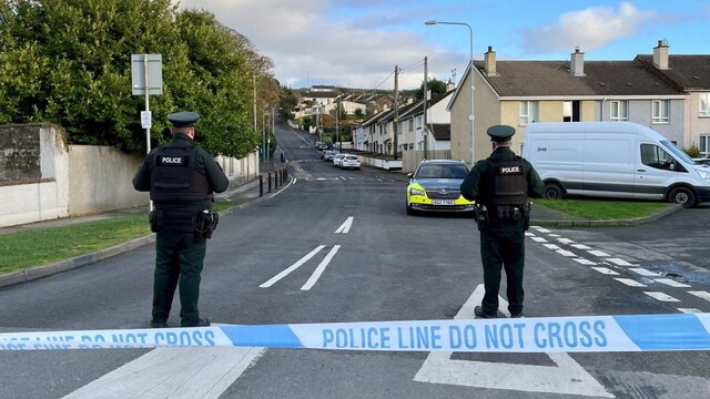V Severnom Írsku zadržali podozrivých z útoku na policajné auto, skloňuje sa slovo terorizmus