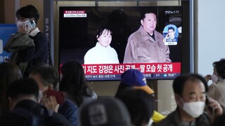 Kim Čong-un trávi svoj čas s dcérou netradične. Sledovali spolu štart balistickej strely