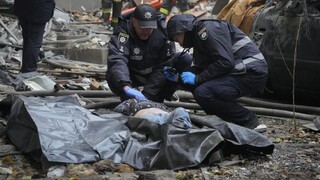 Ukrajinci narážajú v oslobodených oblastiach na dôkazy o ruských zverstvách, za dva mesiace sa našlo cez 700 tiel