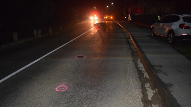 Tragédia na južnom Slovensku, chodca ležiaceho na ceste zrazilo auto