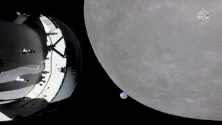 Vesmírna loď Orion sa priblížila k Mesiacu na jeho odvrátenej strane
