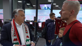 Orbán spôsobil medzinárodný rozruch. Po futbalovom zápase pózoval so šálom s mapou Veľkého Uhorska