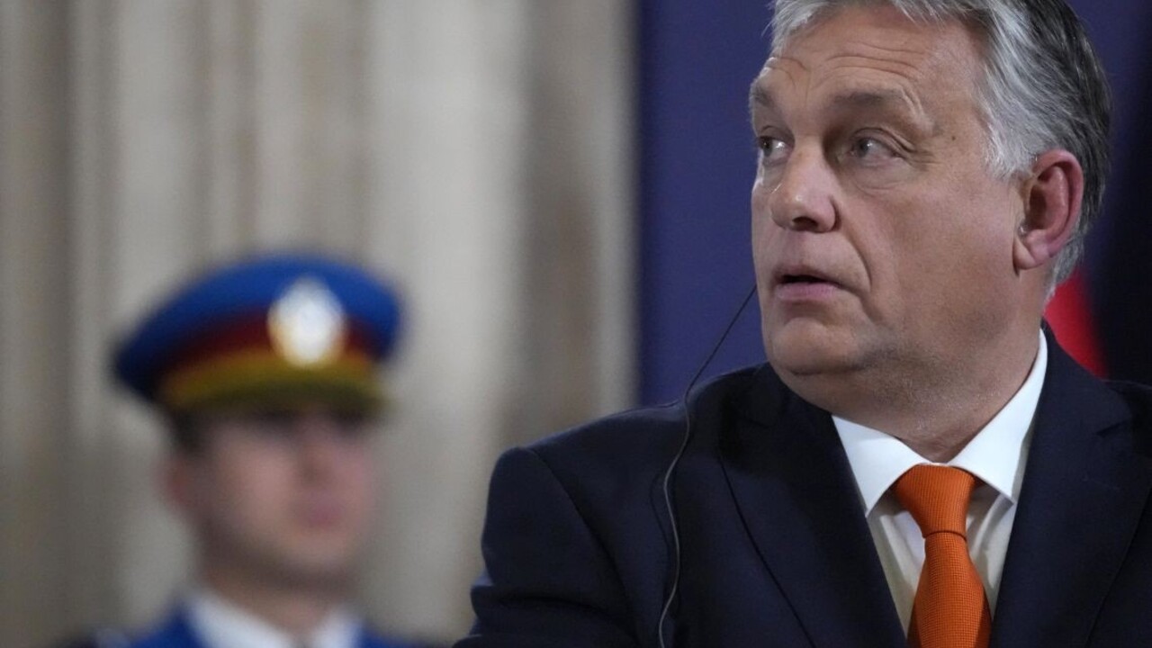 Orbána za pózovanie so šálom odsúdilo už aj Chorvátsko a Ukrajina