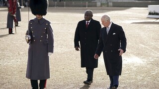 Karol III. prijal prvú návštevu v roli britského kráľa, do Spojeného kráľovstva priletel juhoafrický prezident