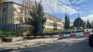 Chlapec, ktorý na strednej škole v Novákoch napadol žiačku sekerou, ostáva vo väzbe