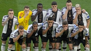 Nemeckí futbalisti protestovali proti FIFA. Na tímovej fotografii si zakryli ústa