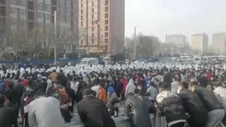 Protesty v továrni na výrobu iPhonov naštvali autority. Čínske úrady odstrihli mesto Čeng-čou