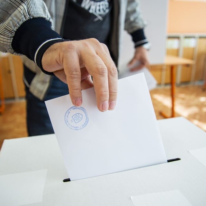 Voľby by v novembri vyhral Hlas, nasledujú Smer a PS. Do parlamentu by sa dostala aj Republika