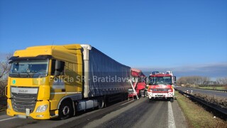 Na diaľnici D2 v Bratislave sa zrazili tri kamióny. Úsek je po nehode opäť prejazdný