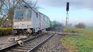 Železničná doprava na juhu Slovenska je prerušená. Spôsobila to nehoda nákladného vlaku v Komárne