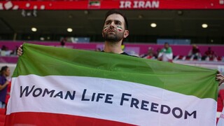 Pred zápasom Iránu na MS v Katare sa dostali do konfliktu priaznivci režimu a demonštranti