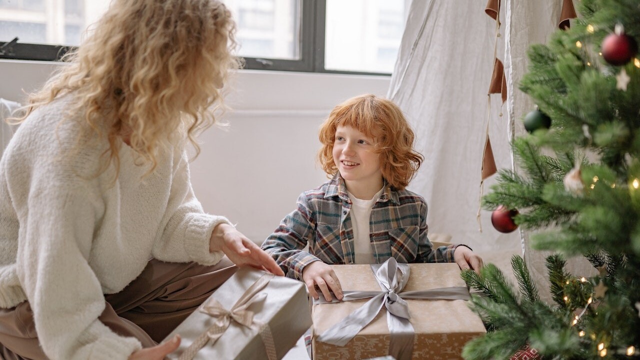 Zabudnite na stres a zhon: Nakupovanie vianočných darčekov zlepšuje náladu