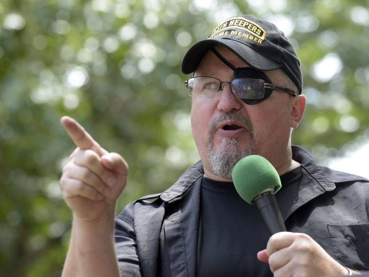Porota uznala vinným z plánovania vzbury v Kapitole zakladateľa pravicovej milície Oath Keepers