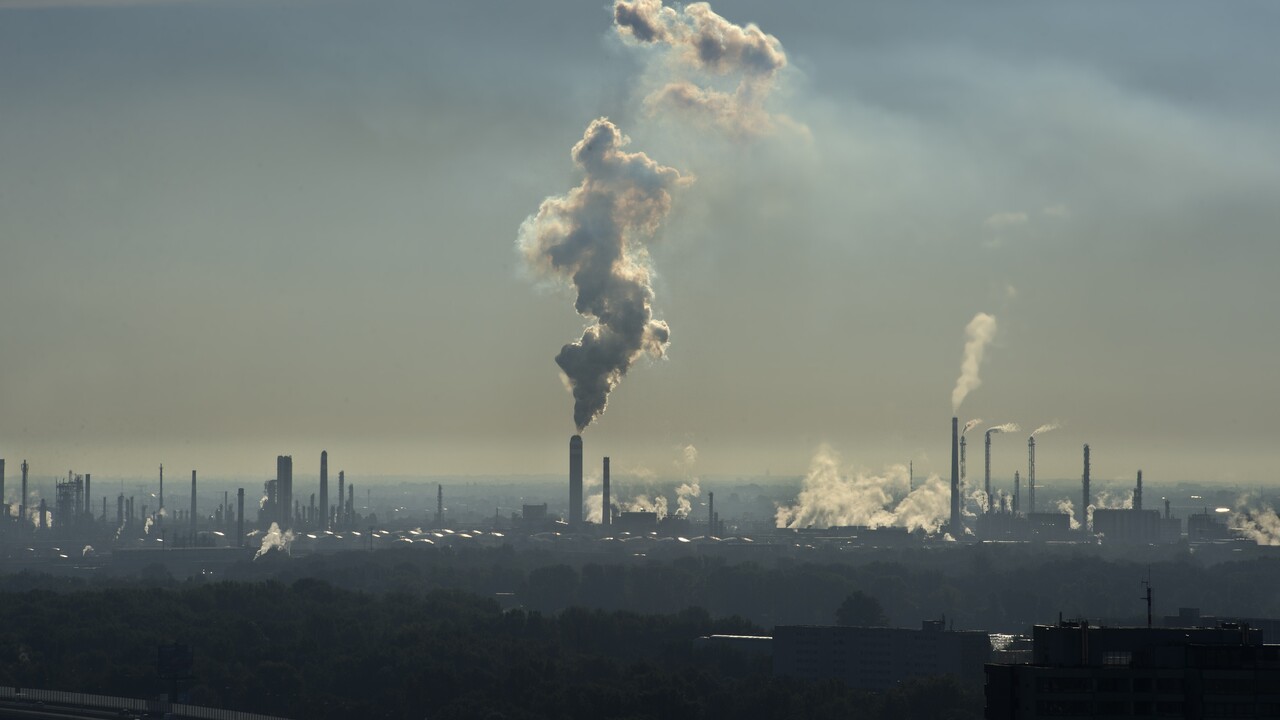 Vláda navrhuje, že firmy ťažiace ropu, uhlie, plyn a rafinérie by mali odvádzať príspevok z vyšších ziskov