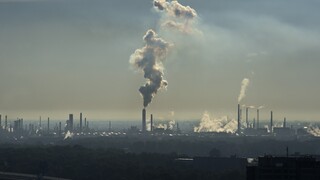 Vláda navrhuje, že firmy ťažiace ropu, uhlie, plyn a rafinérie by mali odvádzať príspevok z vyšších ziskov