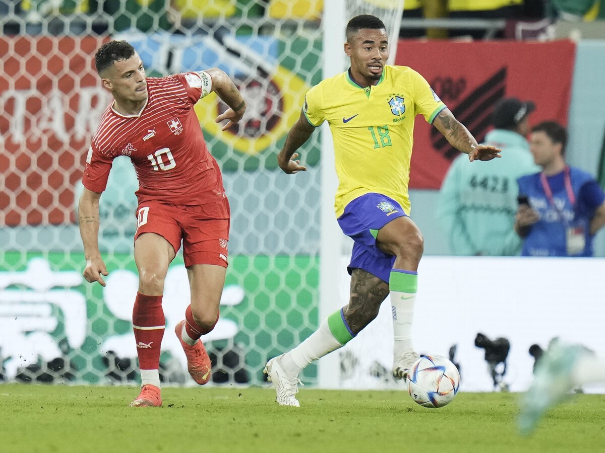 Útočník Brazílie Gabriel Jesus na MS pre zranenie končí. Nezahrá si už ani obranca Alex Telles