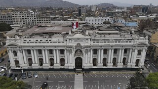 Peruánsky prezident Castillo oznámil, že chce rozpustiť parlament. Ten ho následne odvolal