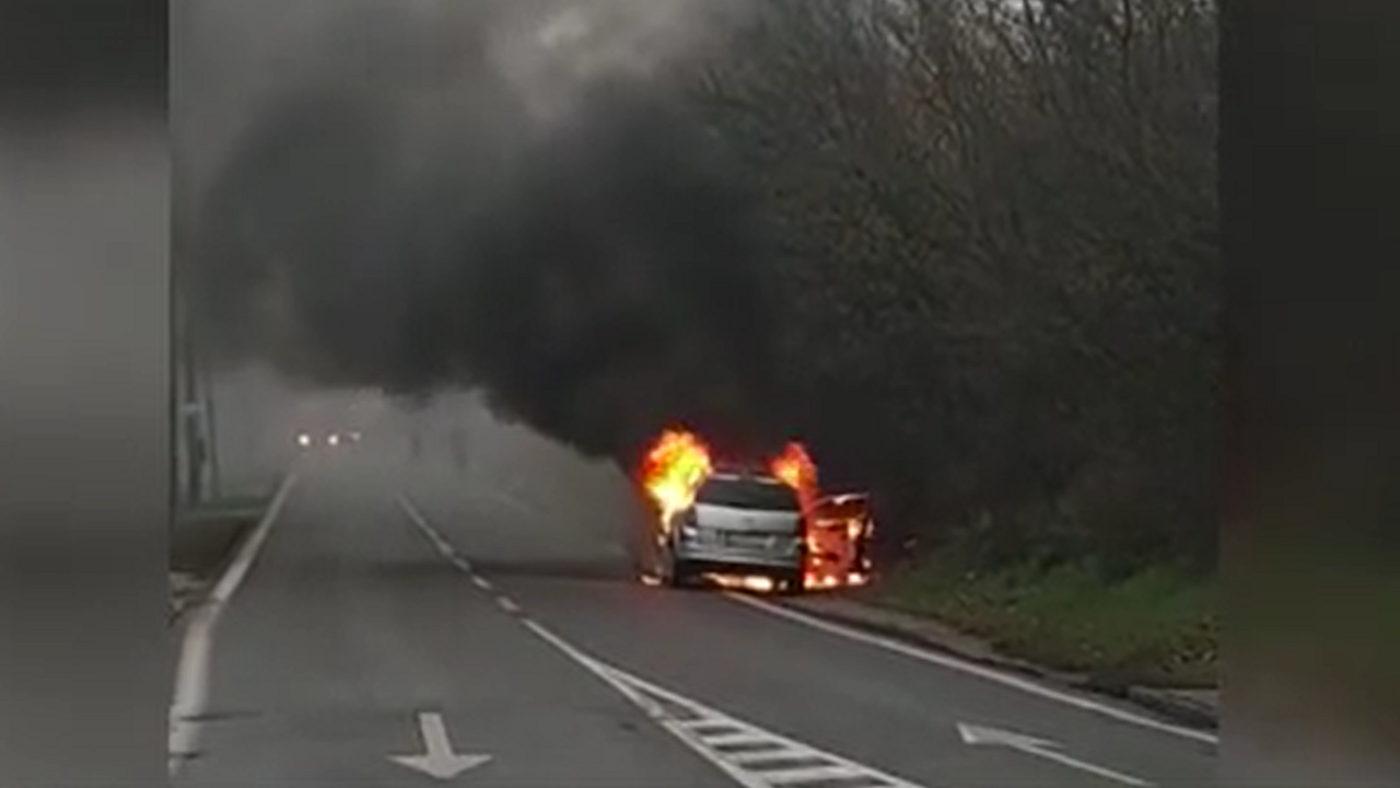 Horiace auto a voda, ktorá vystrekuje do niekoľkých metrov. Dopravní policajti zasahovali v Bratislave