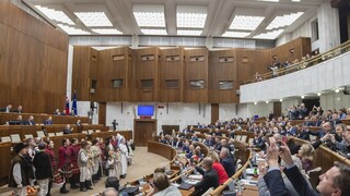 Poslanci rokovali o vyslovení nedôvery vláde. Pokračovať budú v pondelok