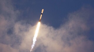 Odštartovala raketa Falcon 9, ktorá má k Mesiacu vyniesť lunárne vozidlo Rašíd