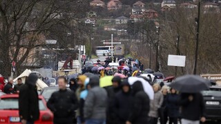 Na severe Kosova rastie napätie, Srbi blokujú cesty. Došlo aj k prestrelke