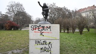 Spejeme k vojne či mieru? V Prahe niekto posprejoval sochu, ktorá zobrazuje Putina ako škriatka