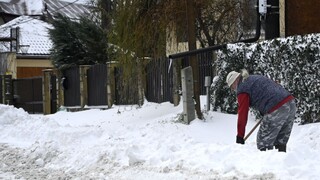 Košice naďalej trápi sneženie. Spoje MHD sú vypravované, môže však vzniknúť zdržanie