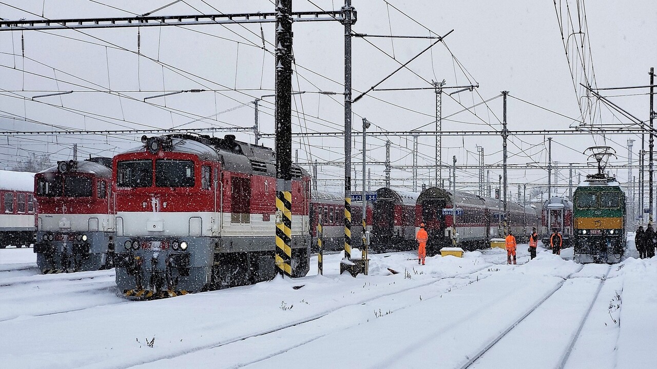 Situácia na východe Slovenska sa zlepšila, no vlaky aj tak meškajú desiatky minút