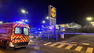 Vo francúzskom supermarkete útočil muž sekerou. Zranil troch ľudí aj seba
