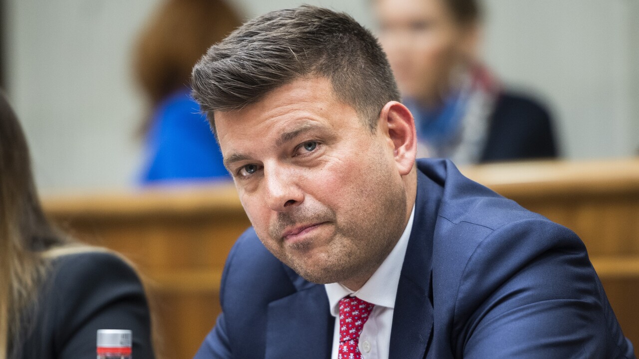 Borguľa a Krošlák tesne pred hlasovaním o páde vlády oznámili odchod z poslaneckého klubu Sme rodina